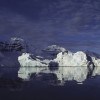 Krajobraz Arktyki - góra lodowa zlodzona z cielenia się lodowca